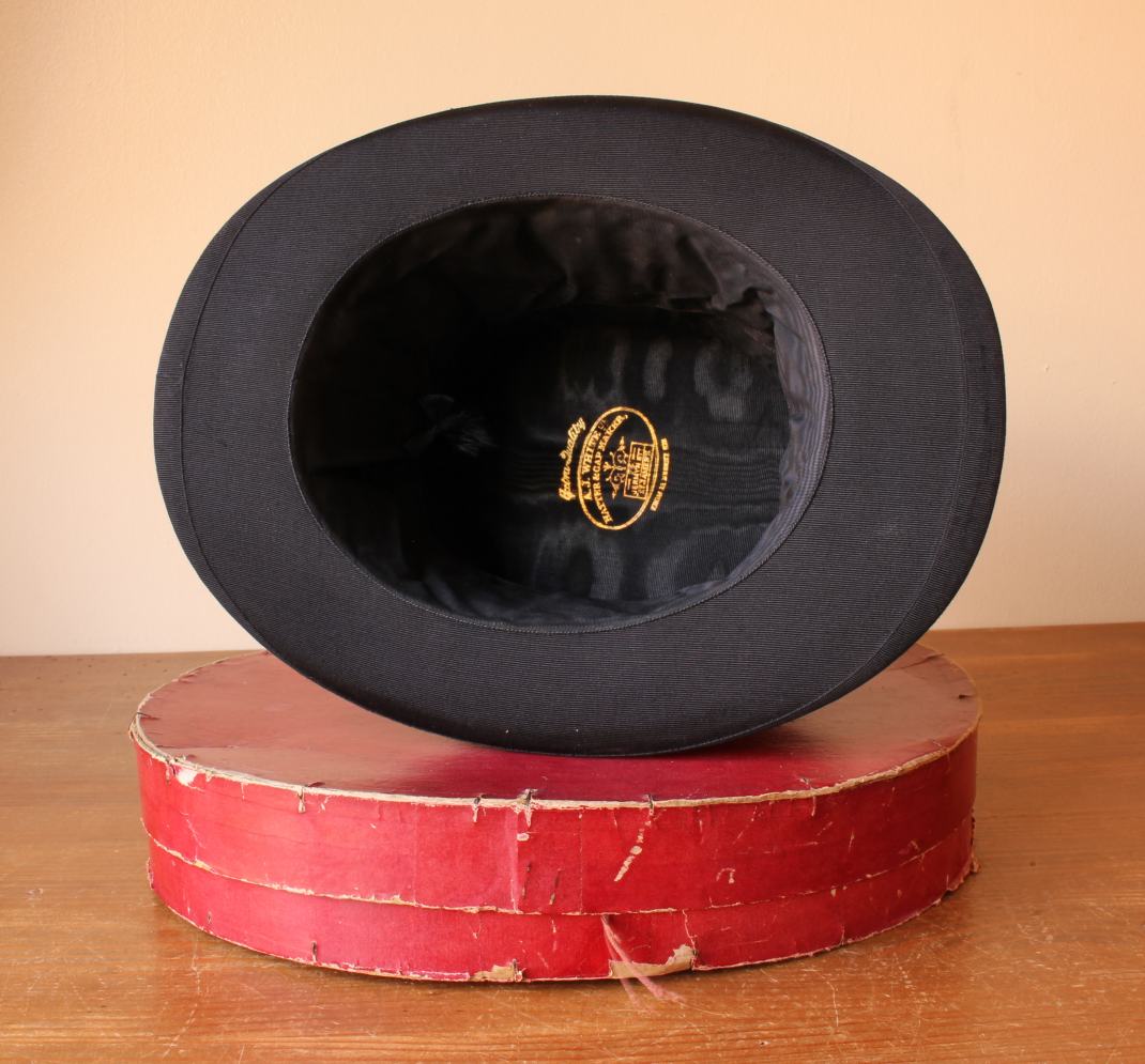 AJ White Black Silk Opera Top Hat. Collapsible Pop Up. Extra Quality. 6