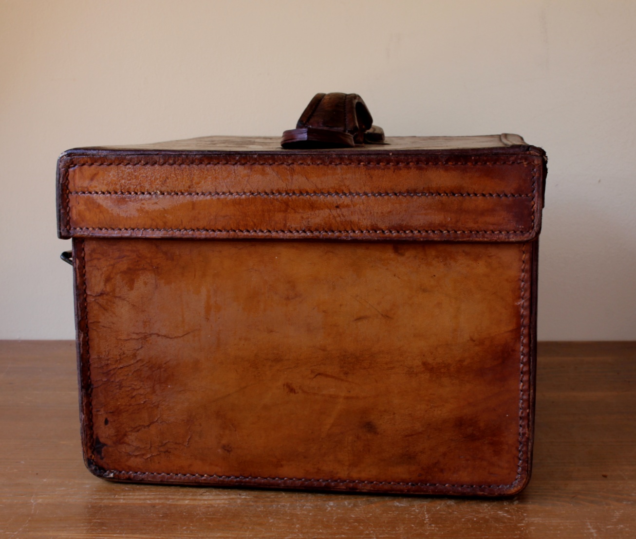 Antique Brown Leather Top Hat Case Box. Travel Trunk with Key.