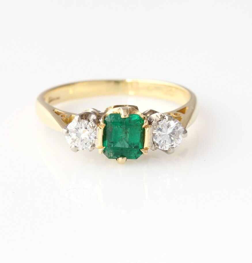 18ct Gold Diamond Emerald Three Stone Trilogy Engagement Ring Size K 1/2.