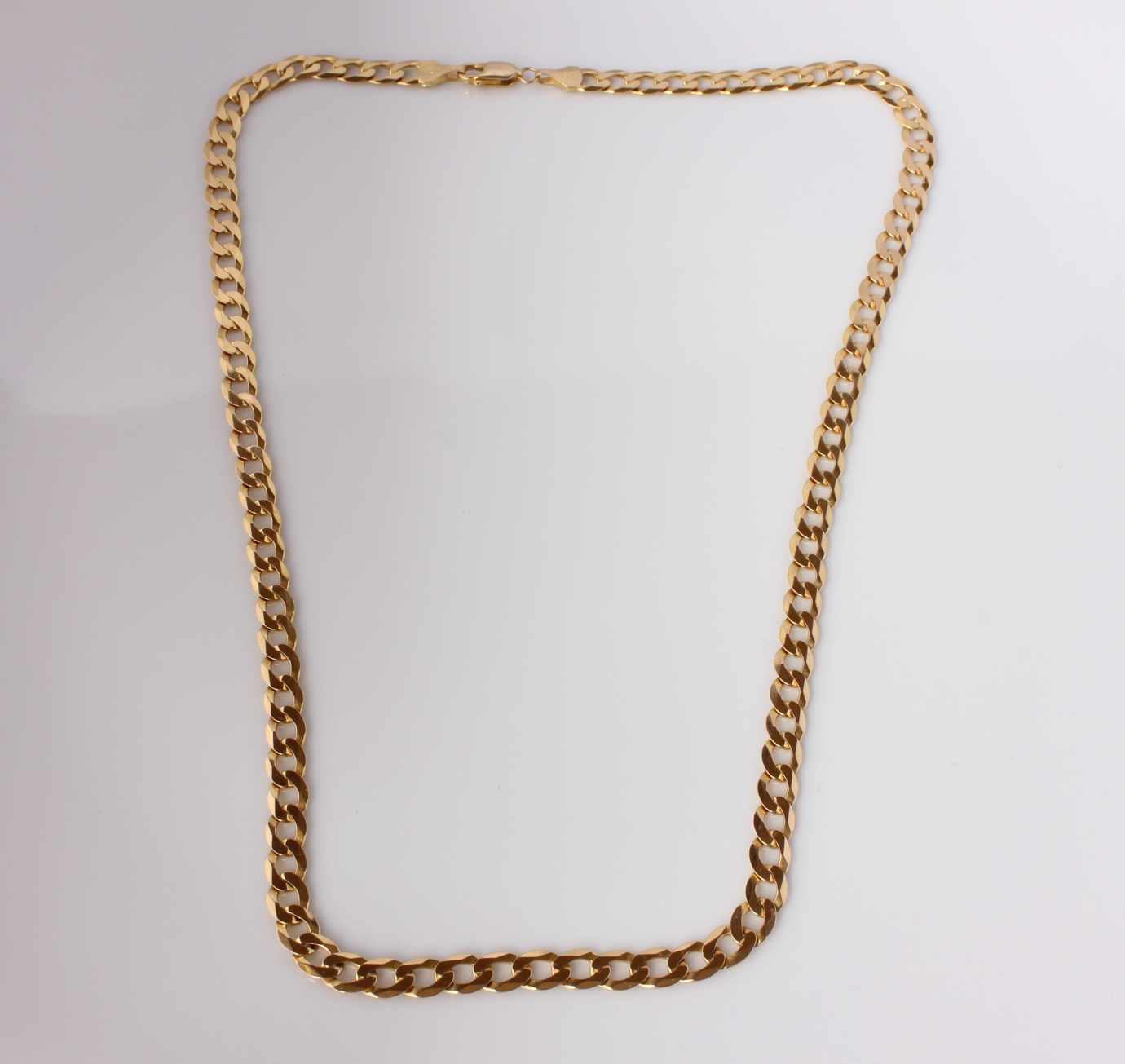Beautiful Heavy Yellow Gold Curb Link Chain Necklace. 51 cms. 20