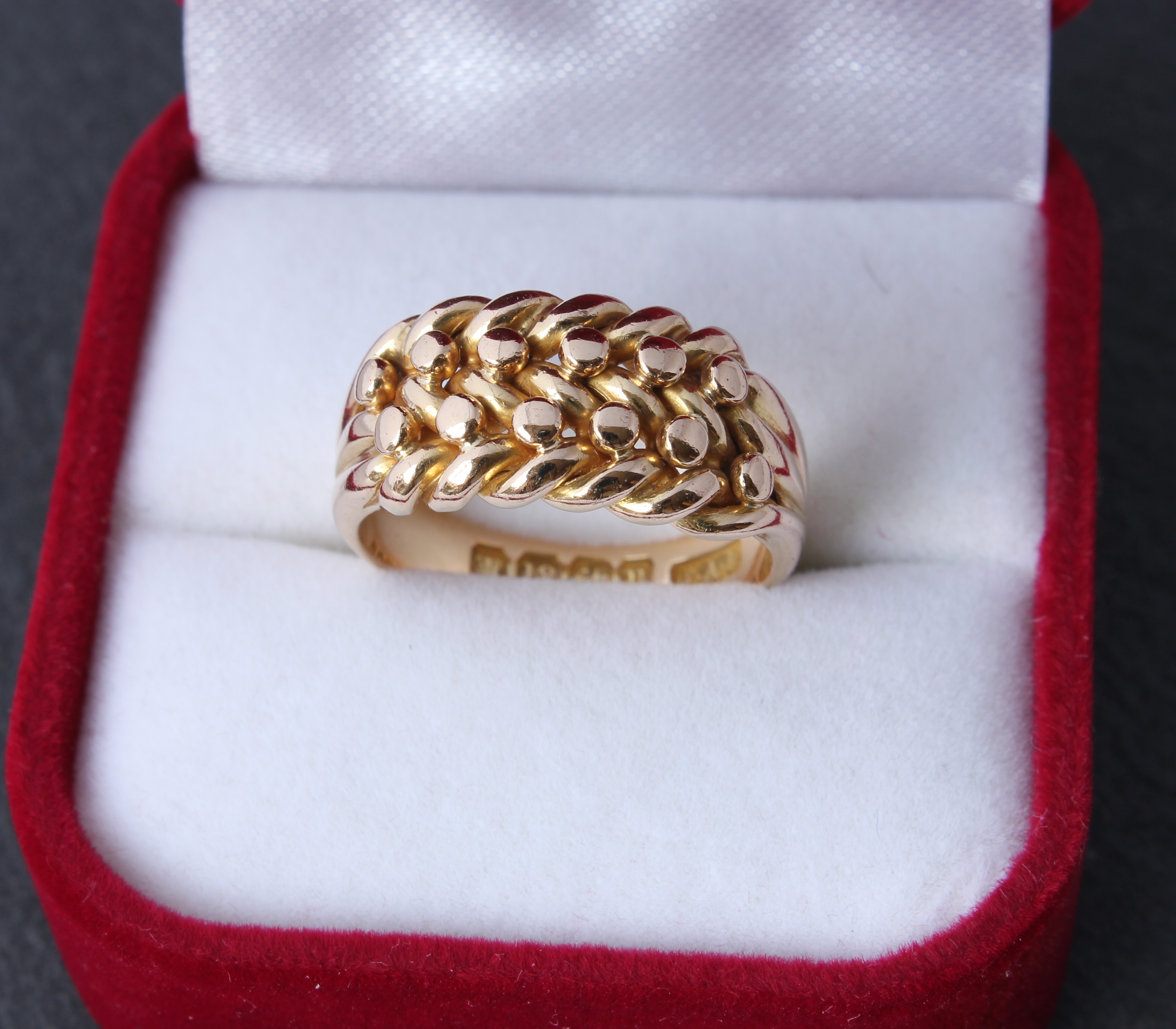 18ct Gold Keeper Ring 1894. Heavy Twist Knot Design. Size M.
