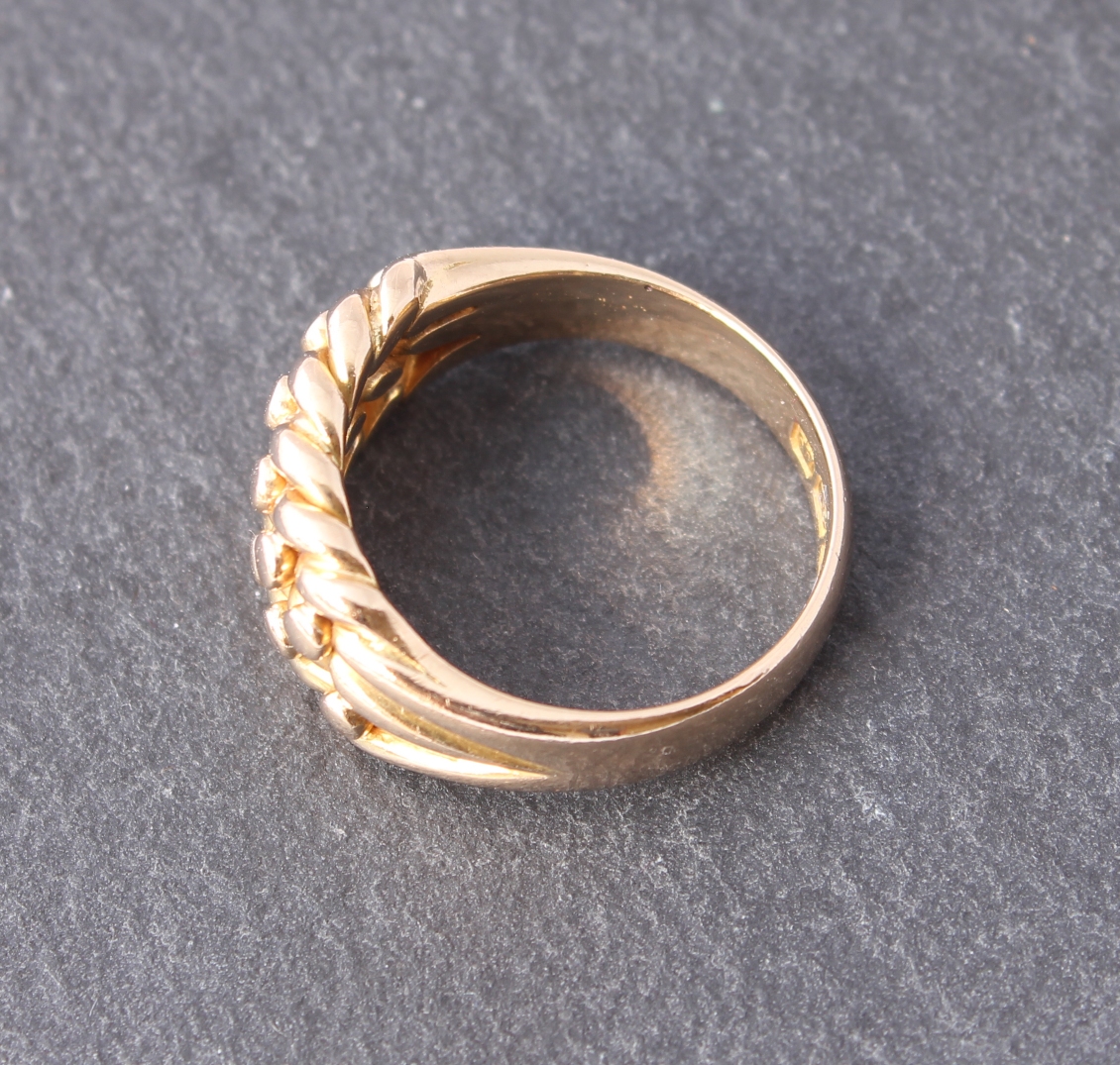 18ct Gold Keeper Ring 1894. Heavy Twist Knot Design. Size M.