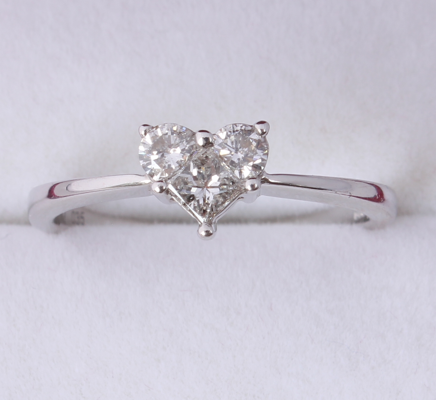 18ct White Gold & Diamond Heart Shaped Engagement Ring. 0.35ct. Size N.