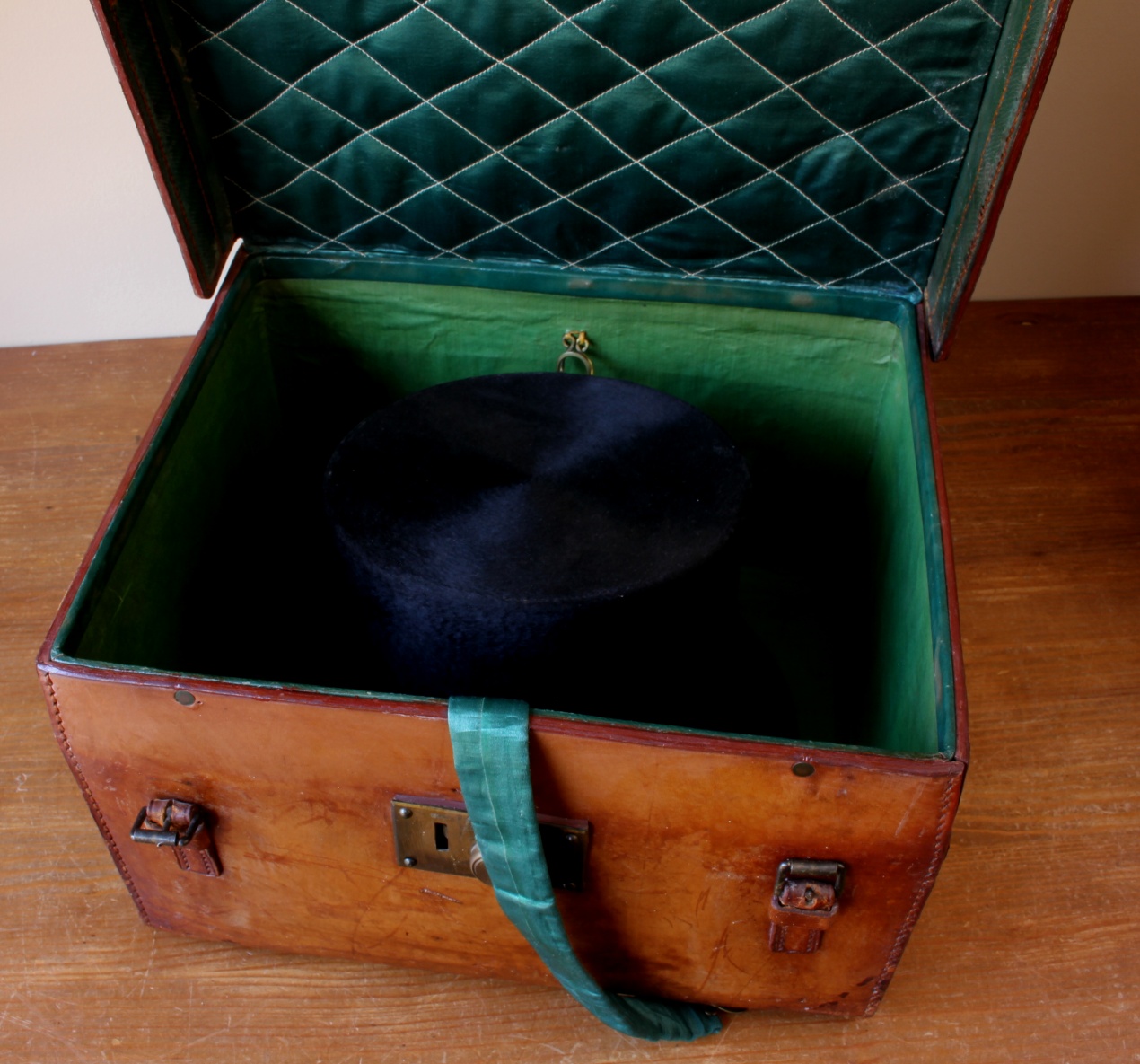 Antique Brown Leather Top Hat Case Box. Travel Trunk with Key.